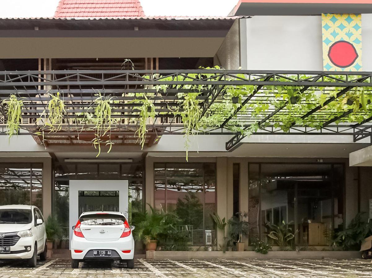 Urbanview Hotel Blok O International By Reddoorz Baturetno Dış mekan fotoğraf