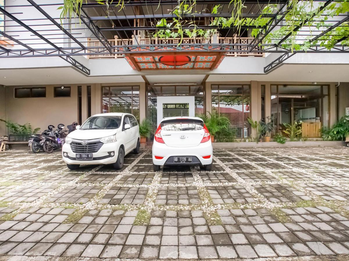Urbanview Hotel Blok O International By Reddoorz Baturetno Dış mekan fotoğraf