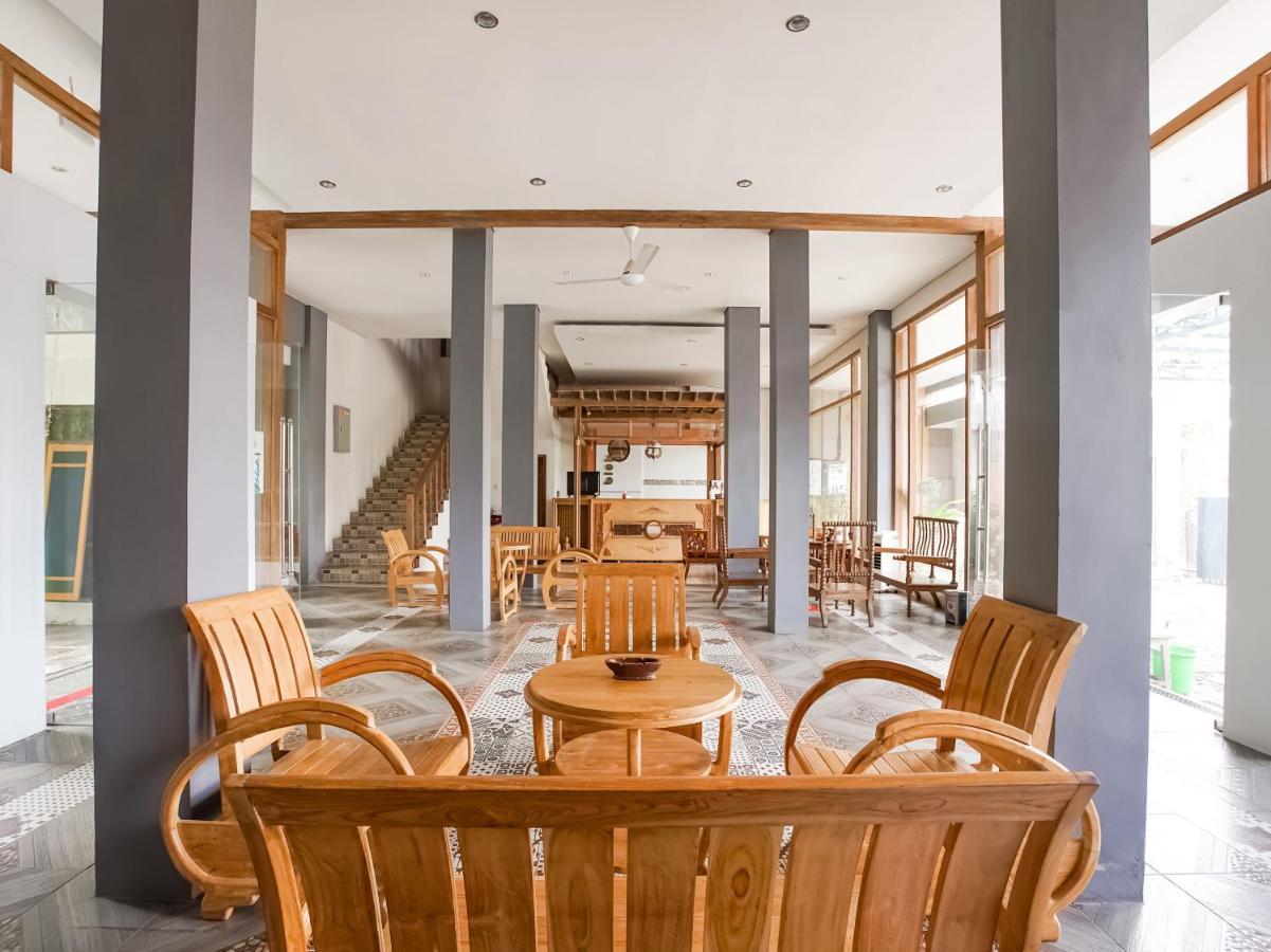 Urbanview Hotel Blok O International By Reddoorz Baturetno Dış mekan fotoğraf