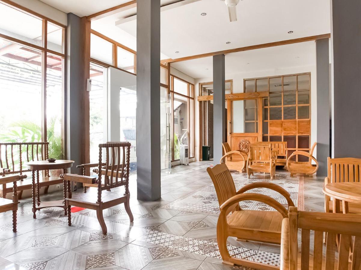 Urbanview Hotel Blok O International By Reddoorz Baturetno Dış mekan fotoğraf