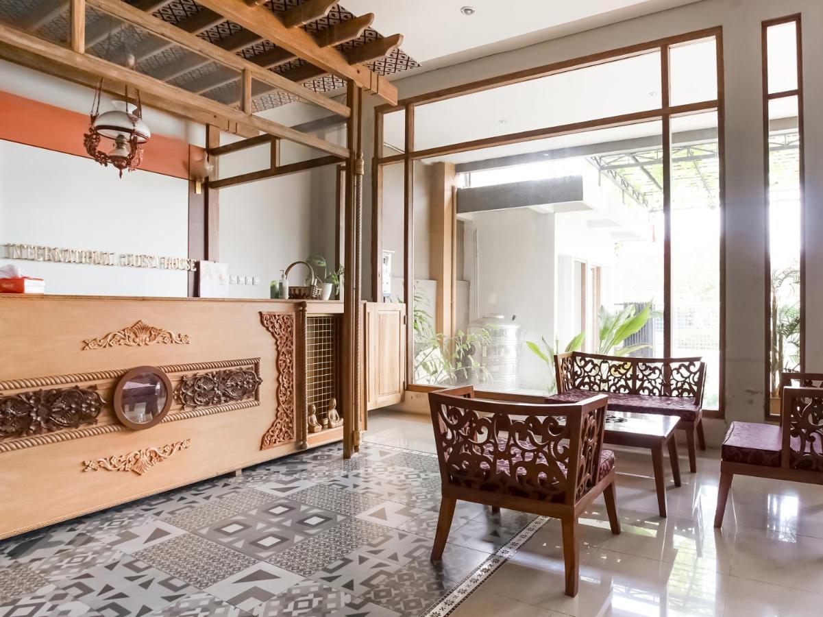 Urbanview Hotel Blok O International By Reddoorz Baturetno Dış mekan fotoğraf