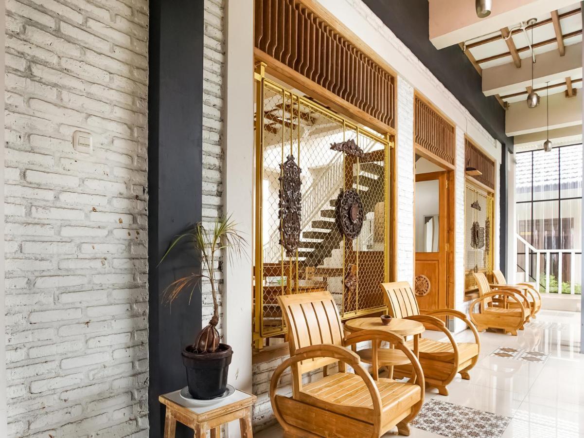 Urbanview Hotel Blok O International By Reddoorz Baturetno Dış mekan fotoğraf