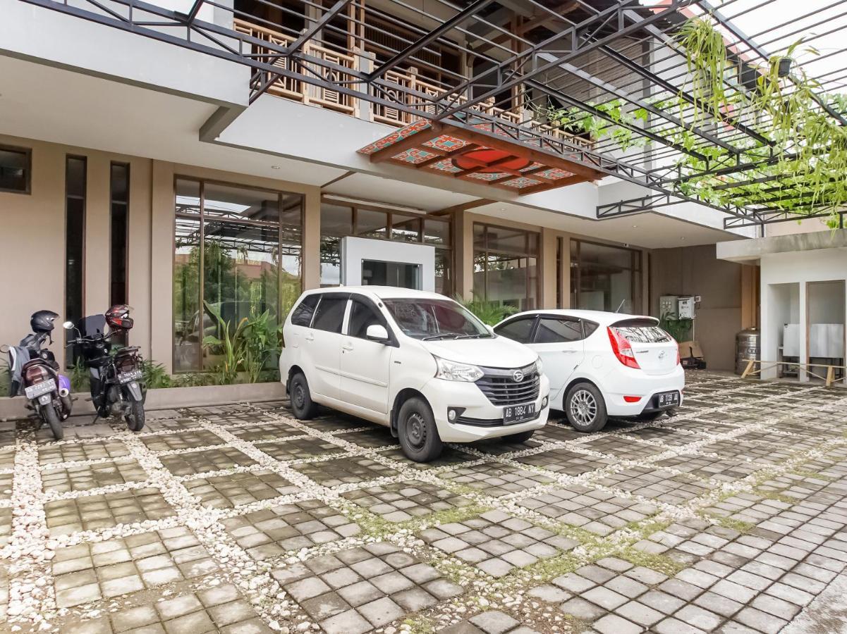 Urbanview Hotel Blok O International By Reddoorz Baturetno Dış mekan fotoğraf