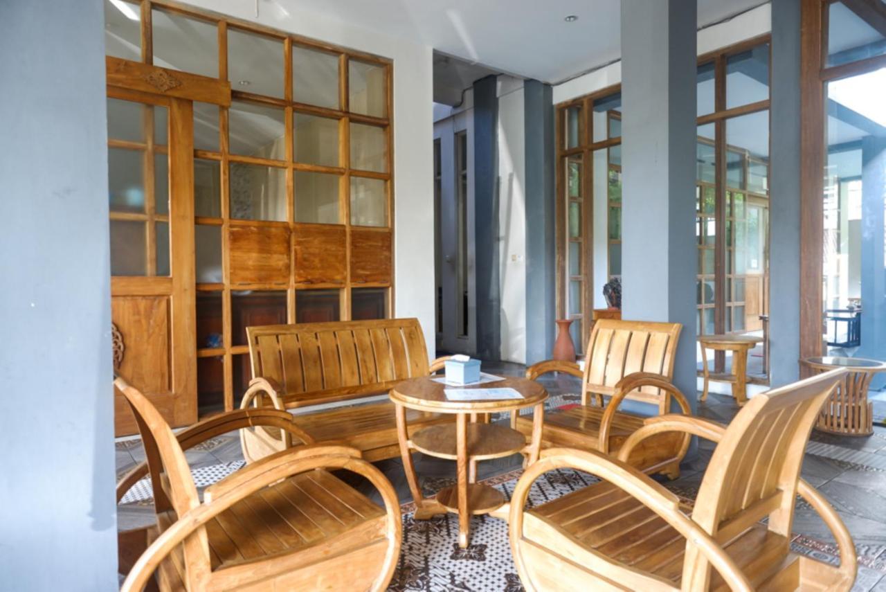 Urbanview Hotel Blok O International By Reddoorz Baturetno Dış mekan fotoğraf