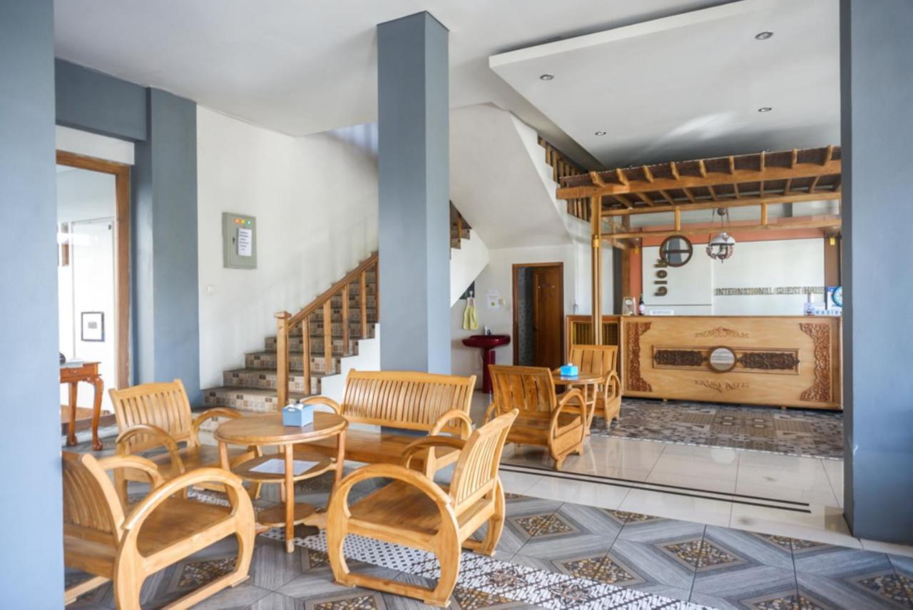 Urbanview Hotel Blok O International By Reddoorz Baturetno Dış mekan fotoğraf