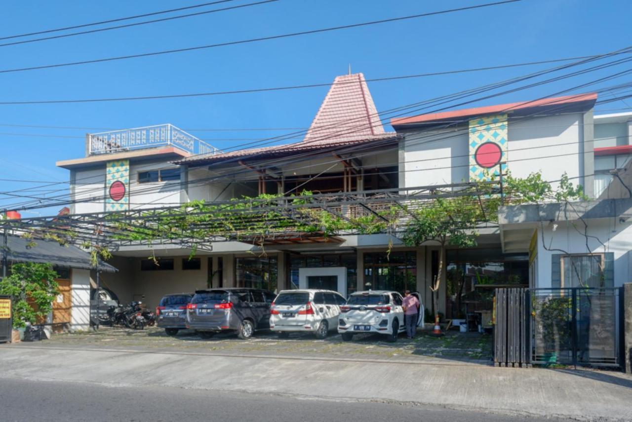 Urbanview Hotel Blok O International By Reddoorz Baturetno Dış mekan fotoğraf